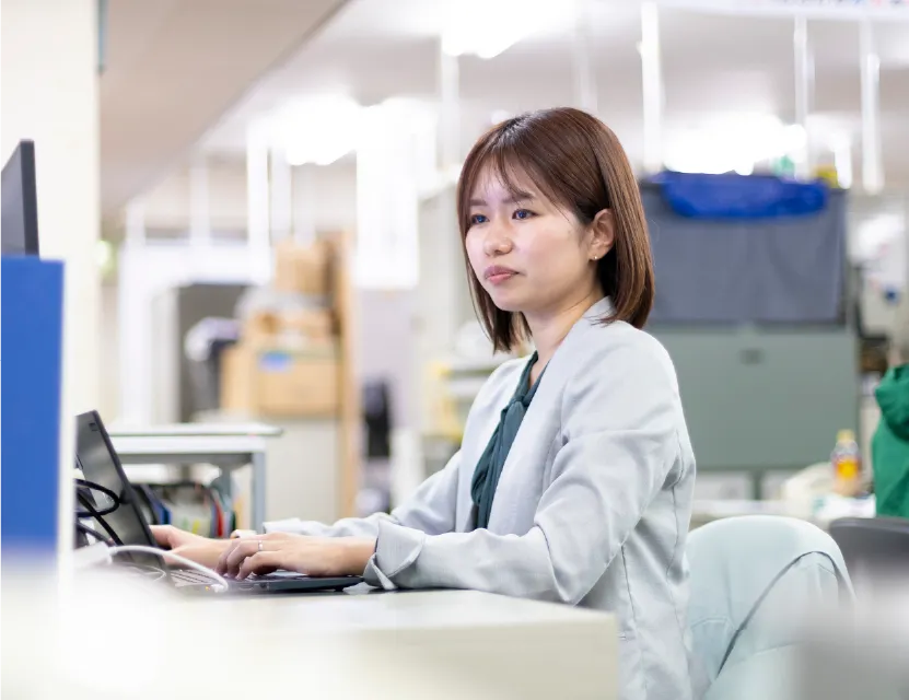 オフィスで働く女性